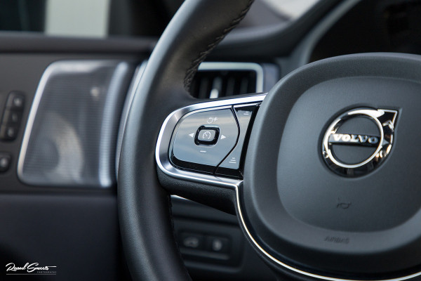 Volvo XC60 2.0 T8 Plug-in hybrid AWD Ultimate Dark | Bowers&Wilkins | Panorama dak | Adaptieve cruise | Zwenkbare trekhaak |