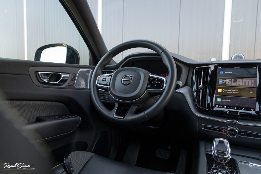 Volvo XC60 2.0 T8 Plug-in hybrid AWD Ultimate Dark | Bowers&Wilkins | Panorama dak | Adaptieve cruise | Zwenkbare trekhaak |