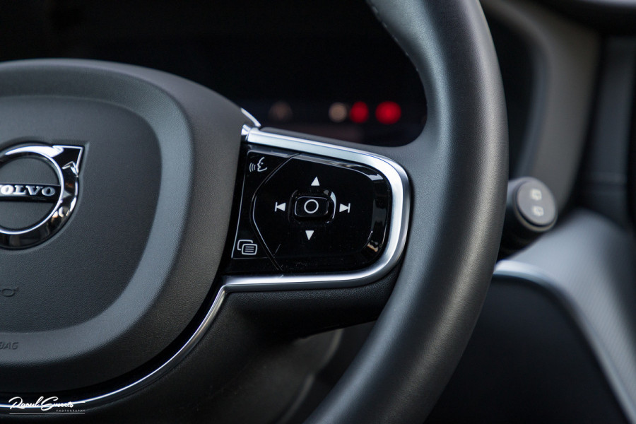 Volvo XC60 2.0 T8 Plug-in hybrid AWD Ultimate Dark | Bowers&Wilkins | Panorama dak | Adaptieve cruise | Zwenkbare trekhaak |