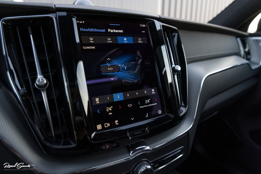 Volvo XC60 2.0 T8 Plug-in hybrid AWD Ultimate Dark | Bowers&Wilkins | Panorama dak | Adaptieve cruise | Zwenkbare trekhaak |