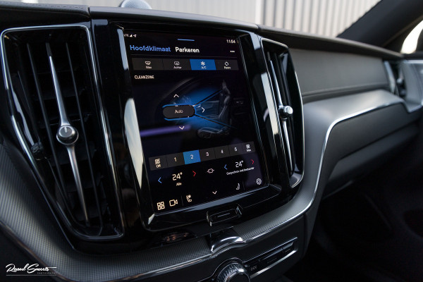 Volvo XC60 2.0 T8 Plug-in hybrid AWD Ultimate Dark | Bowers&Wilkins | Panorama dak | Adaptieve cruise | Zwenkbare trekhaak |