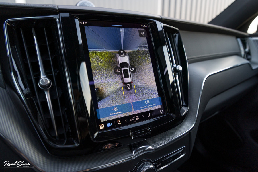 Volvo XC60 2.0 T8 Plug-in hybrid AWD Ultimate Dark | Bowers&Wilkins | Panorama dak | Adaptieve cruise | Zwenkbare trekhaak |