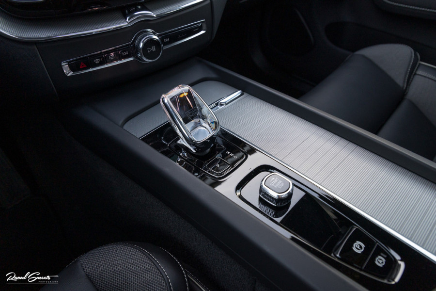 Volvo XC60 2.0 T8 Plug-in hybrid AWD Ultimate Dark | Bowers&Wilkins | Panorama dak | Adaptieve cruise | Zwenkbare trekhaak |