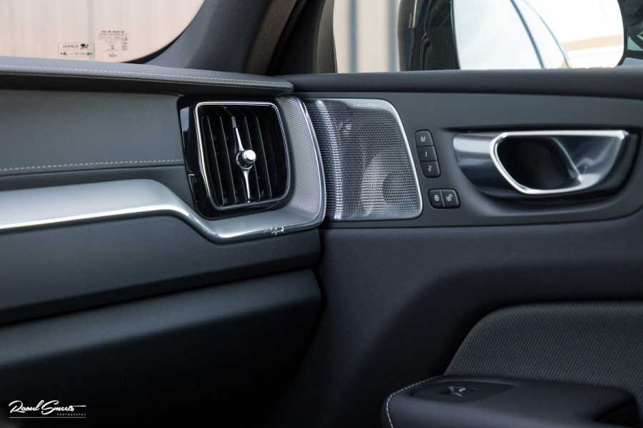 Volvo XC60 2.0 T8 Plug-in hybrid AWD Ultimate Dark | Bowers&Wilkins | Panorama dak | Adaptieve cruise | Zwenkbare trekhaak |