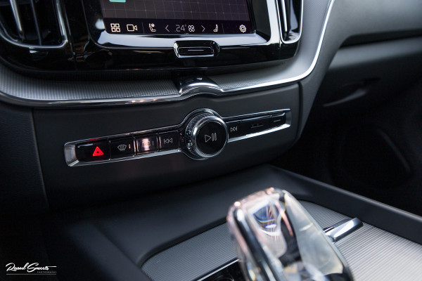 Volvo XC60 2.0 T8 Plug-in hybrid AWD Ultimate Dark | Bowers&Wilkins | Panorama dak | Adaptieve cruise | Zwenkbare trekhaak |