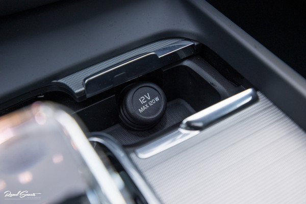 Volvo XC60 2.0 T8 Plug-in hybrid AWD Ultimate Dark | Bowers&Wilkins | Panorama dak | Adaptieve cruise | Zwenkbare trekhaak |