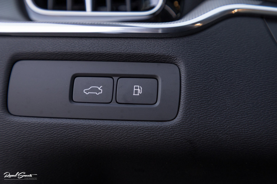 Volvo XC60 2.0 T8 Plug-in hybrid AWD Ultimate Dark | Bowers&Wilkins | Panorama dak | Adaptieve cruise | Zwenkbare trekhaak |