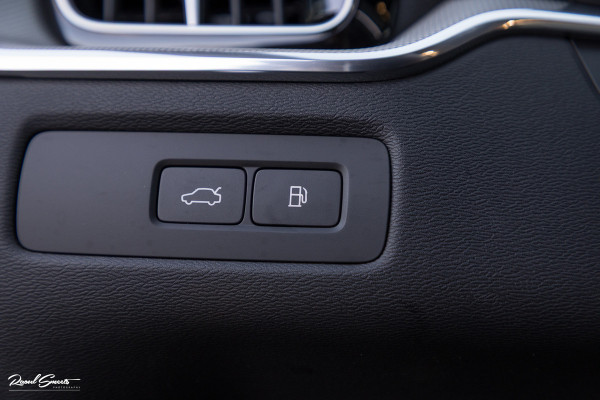 Volvo XC60 2.0 T8 Plug-in hybrid AWD Ultimate Dark | Bowers&Wilkins | Panorama dak | Adaptieve cruise | Zwenkbare trekhaak |