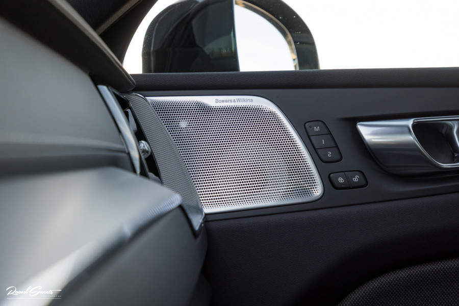 Volvo XC60 2.0 T8 Plug-in hybrid AWD Ultimate Dark | Bowers&Wilkins | Panorama dak | Adaptieve cruise | Zwenkbare trekhaak |