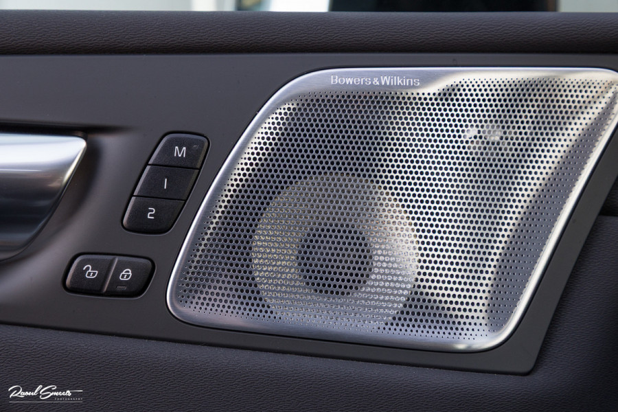 Volvo XC60 2.0 T8 Plug-in hybrid AWD Ultimate Dark | Bowers&Wilkins | Panorama dak | Adaptieve cruise | Zwenkbare trekhaak |