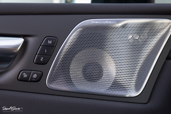 Volvo XC60 2.0 T8 Plug-in hybrid AWD Ultimate Dark | Bowers&Wilkins | Panorama dak | Adaptieve cruise | Zwenkbare trekhaak |