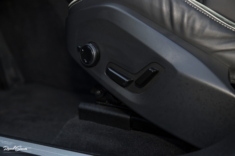 Volvo XC60 2.0 T8 Plug-in hybrid AWD Ultimate Dark | Bowers&Wilkins | Panorama dak | Adaptieve cruise | Zwenkbare trekhaak |