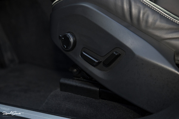 Volvo XC60 2.0 T8 Plug-in hybrid AWD Ultimate Dark | Bowers&Wilkins | Panorama dak | Adaptieve cruise | Zwenkbare trekhaak |