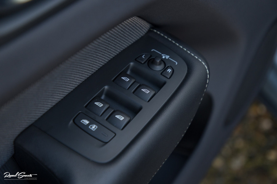 Volvo XC60 2.0 T8 Plug-in hybrid AWD Ultimate Dark | Bowers&Wilkins | Panorama dak | Adaptieve cruise | Zwenkbare trekhaak |