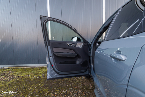 Volvo XC60 2.0 T8 Plug-in hybrid AWD Ultimate Dark | Bowers&Wilkins | Panorama dak | Adaptieve cruise | Zwenkbare trekhaak |