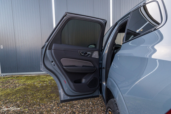 Volvo XC60 2.0 T8 Plug-in hybrid AWD Ultimate Dark | Bowers&Wilkins | Panorama dak | Adaptieve cruise | Zwenkbare trekhaak |