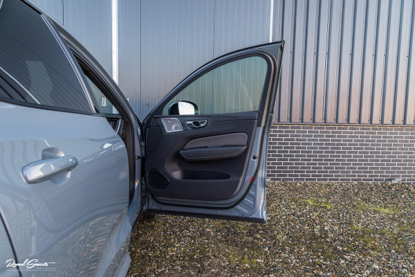 Volvo XC60 2.0 T8 Plug-in hybrid AWD Ultimate Dark | Bowers&Wilkins | Panorama dak | Adaptieve cruise | Zwenkbare trekhaak |