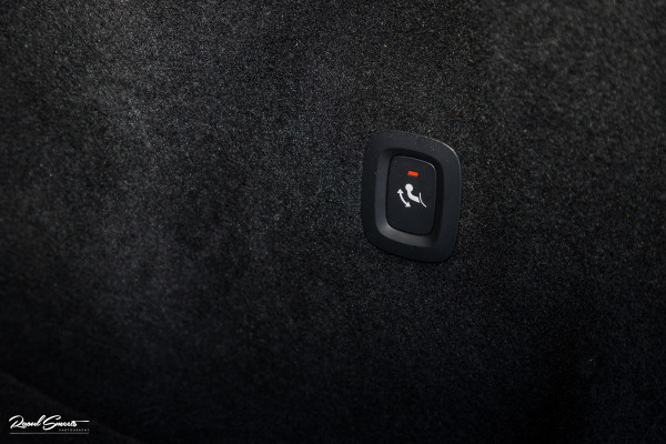 Volvo XC60 2.0 T8 Plug-in hybrid AWD Ultimate Dark | Bowers&Wilkins | Panorama dak | Adaptieve cruise | Zwenkbare trekhaak |