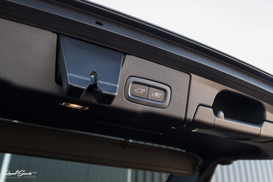 Volvo XC60 2.0 T8 Plug-in hybrid AWD Ultimate Dark | Bowers&Wilkins | Panorama dak | Adaptieve cruise | Zwenkbare trekhaak |