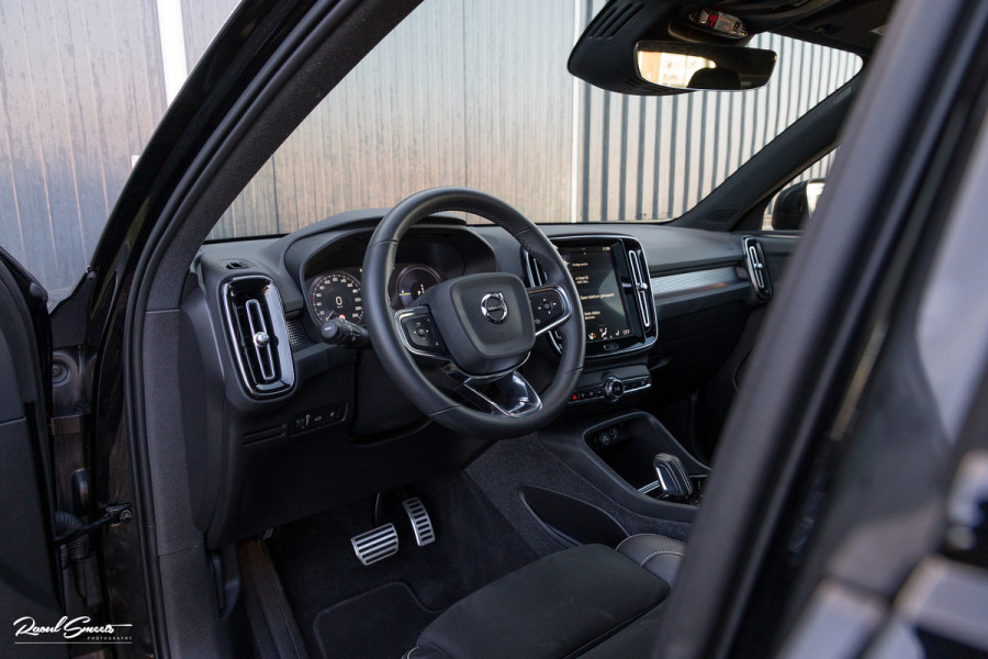 Volvo XC40 1.5 T4 Recharge R-Design | Adaptieve cruise | Panorama dak | 360 Camera |