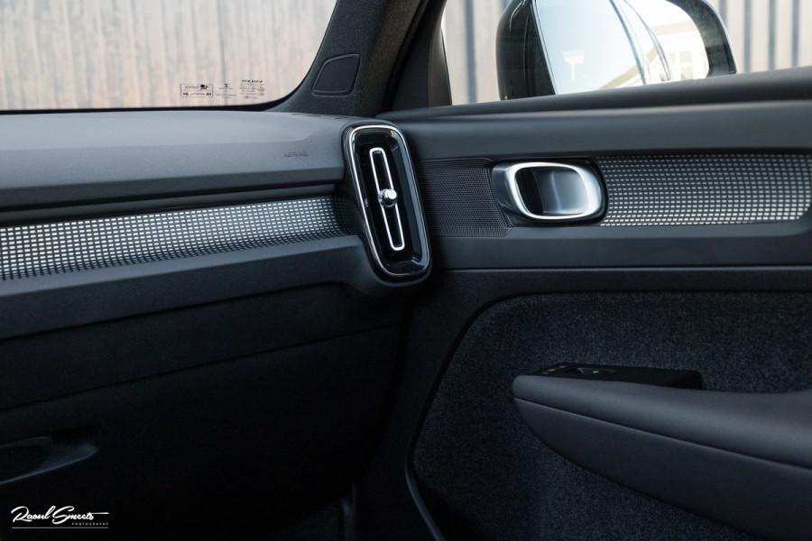 Volvo XC40 1.5 T4 Recharge R-Design | Adaptieve cruise | Panorama dak | 360 Camera |