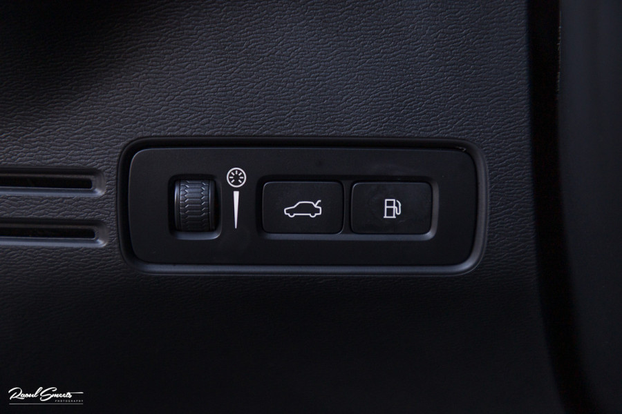 Volvo XC40 1.5 T4 Recharge R-Design | Adaptieve cruise | Panorama dak | 360 Camera |