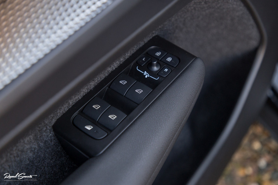 Volvo XC40 1.5 T4 Recharge R-Design | Adaptieve cruise | Panorama dak | 360 Camera |