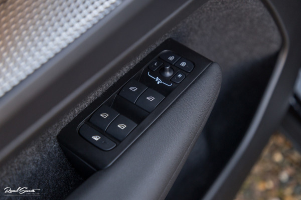 Volvo XC40 1.5 T4 Recharge R-Design | Adaptieve cruise | Panorama dak | 360 Camera |