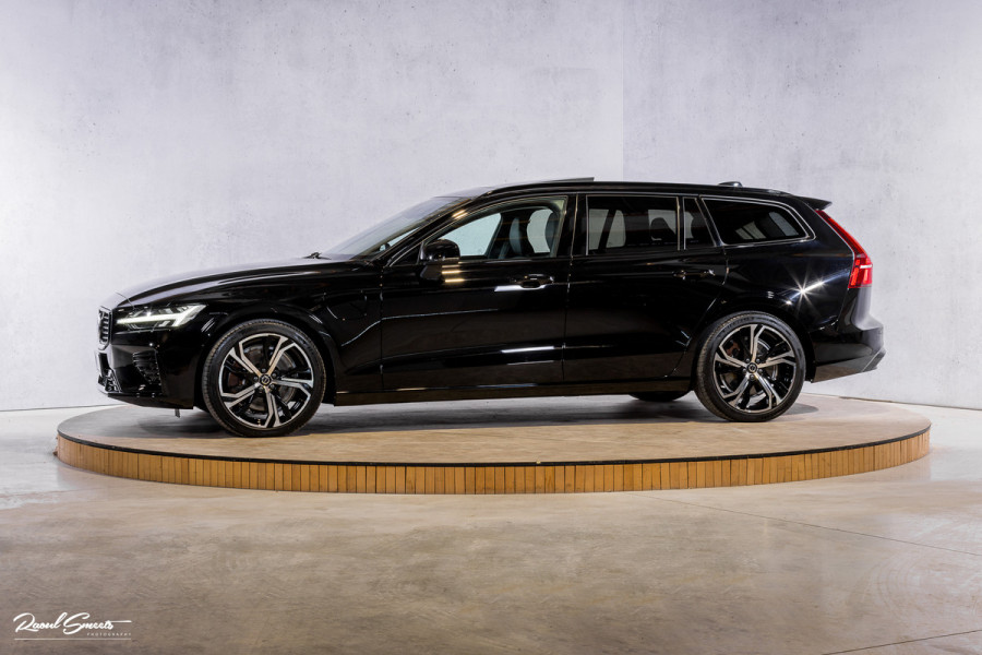 Volvo V60 2.0 T8 Plug-in hybrid AWD Ultimate Dark | Panorama dak | Adaptieve cruise | Harman Kardon | Blis | Memory |