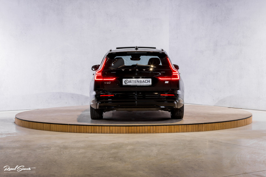 Volvo V60 2.0 T8 Plug-in hybrid AWD Ultimate Dark | Panorama dak | Adaptieve cruise | Harman Kardon | Blis | Memory |