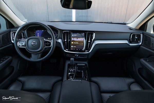 Volvo V60 2.0 T8 Plug-in hybrid AWD Ultimate Dark | Panorama dak | Adaptieve cruise | Harman Kardon | Blis | Memory |