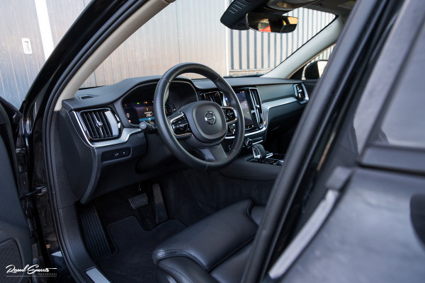 Volvo V60 2.0 T8 Plug-in hybrid AWD Ultimate Dark | Panorama dak | Adaptieve cruise | Harman Kardon | Blis | Memory |