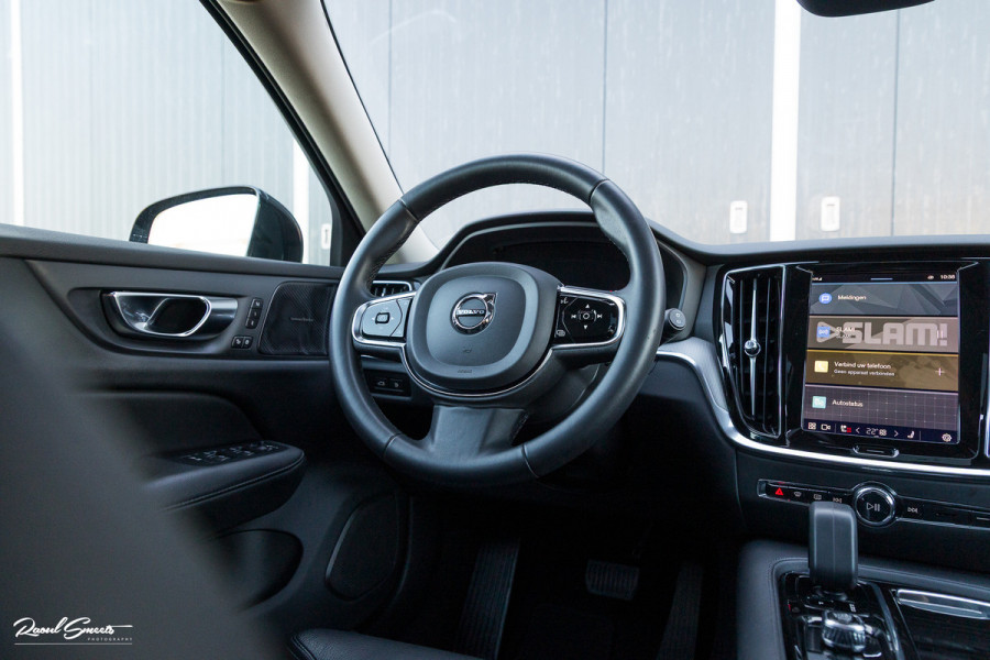 Volvo V60 2.0 T8 Plug-in hybrid AWD Ultimate Dark | Panorama dak | Adaptieve cruise | Harman Kardon | Blis | Memory |