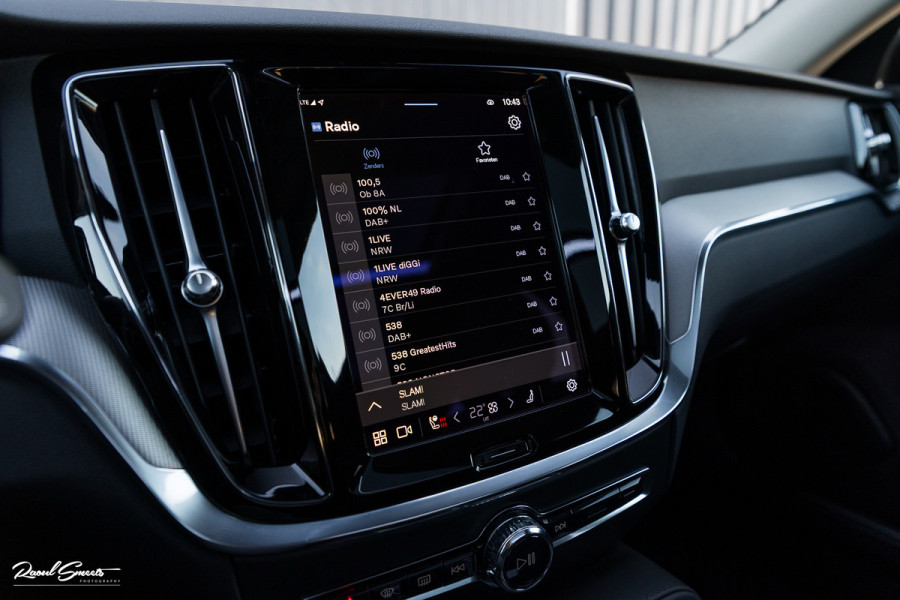 Volvo V60 2.0 T8 Plug-in hybrid AWD Ultimate Dark | Panorama dak | Adaptieve cruise | Harman Kardon | Blis | Memory |