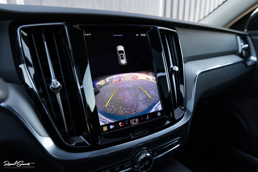 Volvo V60 2.0 T8 Plug-in hybrid AWD Ultimate Dark | Panorama dak | Adaptieve cruise | Harman Kardon | Blis | Memory |