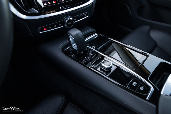 Volvo V60 2.0 T8 Plug-in hybrid AWD Ultimate Dark | Panorama dak | Adaptieve cruise | Harman Kardon | Blis | Memory |