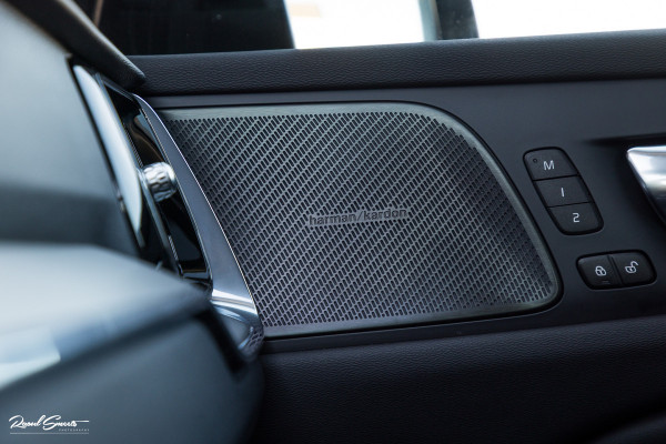 Volvo V60 2.0 T8 Plug-in hybrid AWD Ultimate Dark | Panorama dak | Adaptieve cruise | Harman Kardon | Blis | Memory |