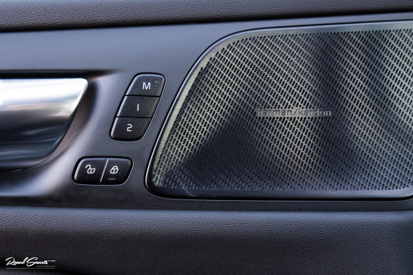 Volvo V60 2.0 T8 Plug-in hybrid AWD Ultimate Dark | Panorama dak | Adaptieve cruise | Harman Kardon | Blis | Memory |