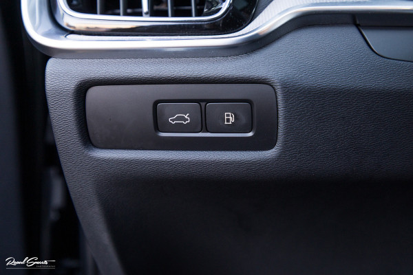 Volvo V60 2.0 T8 Plug-in hybrid AWD Ultimate Dark | Panorama dak | Adaptieve cruise | Harman Kardon | Blis | Memory |