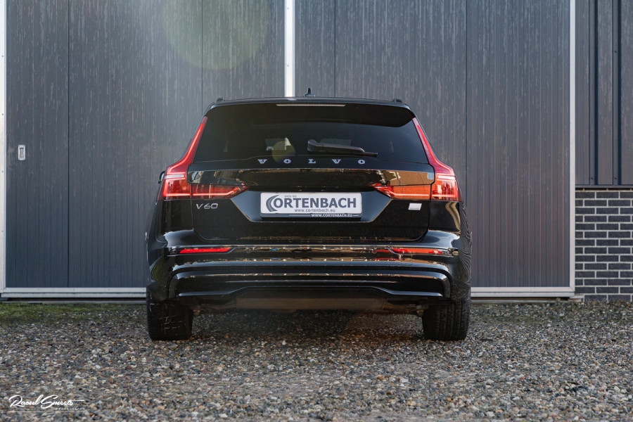Volvo V60 2.0 T8 Plug-in hybrid AWD Ultimate Dark | Panorama dak | Adaptieve cruise | Harman Kardon | Blis | Memory |
