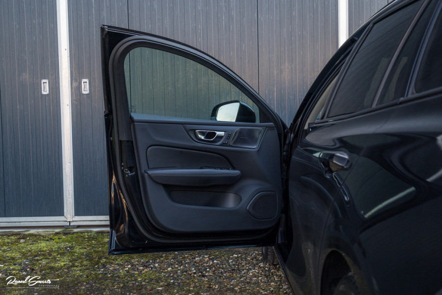 Volvo V60 2.0 T8 Plug-in hybrid AWD Ultimate Dark | Panorama dak | Adaptieve cruise | Harman Kardon | Blis | Memory |