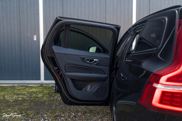 Volvo V60 2.0 T8 Plug-in hybrid AWD Ultimate Dark | Panorama dak | Adaptieve cruise | Harman Kardon | Blis | Memory |