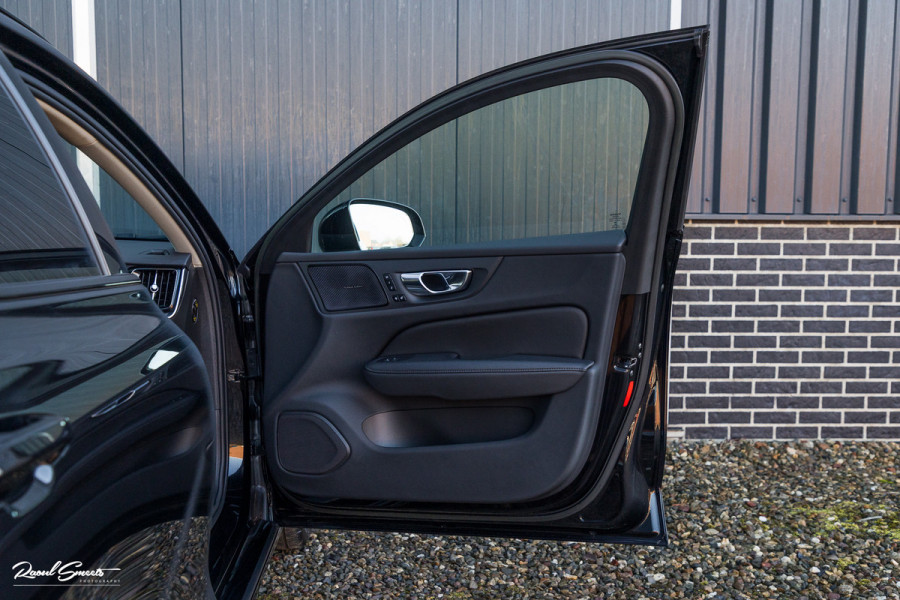 Volvo V60 2.0 T8 Plug-in hybrid AWD Ultimate Dark | Panorama dak | Adaptieve cruise | Harman Kardon | Blis | Memory |