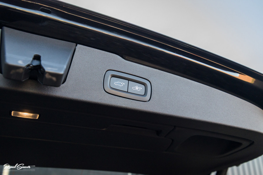 Volvo V60 2.0 T8 Plug-in hybrid AWD Ultimate Dark | Panorama dak | Adaptieve cruise | Harman Kardon | Blis | Memory |