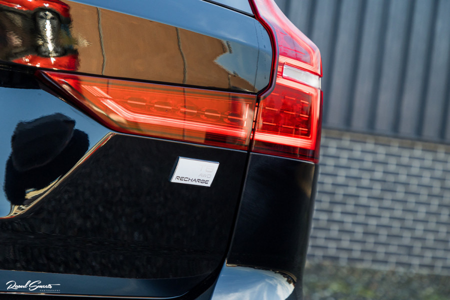 Volvo V60 2.0 T8 Plug-in hybrid AWD Ultimate Dark | Panorama dak | Adaptieve cruise | Harman Kardon | Blis | Memory |