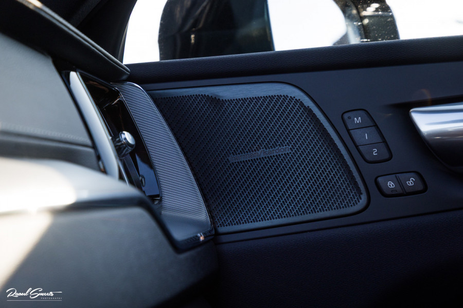 Volvo XC60 B4 Ultimate Bright | Adaptieve cruise | Panorama dak | Zwenkbare trekhaak | Head-up | Blis |