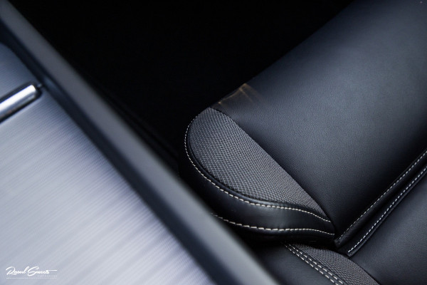 Volvo XC60 B4 Ultimate Bright | Adaptieve cruise | Panorama dak | Zwenkbare trekhaak | Head-up | Blis |