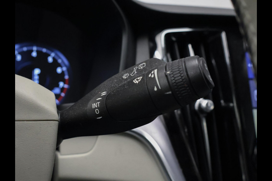 Volvo V60 2.0 T5 Sport (APPLE CARPLAY,NAVI,CAMERA,SPORTSTOELEN,LED,PDC,GETINT,NETTESTAAT)