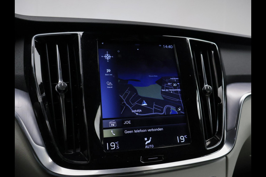 Volvo V60 2.0 T5 Sport (APPLE CARPLAY,NAVI,CAMERA,SPORTSTOELEN,LED,PDC,GETINT,NETTESTAAT)