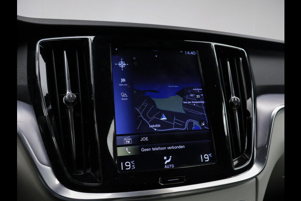 Volvo V60 2.0 T5 Sport (APPLE CARPLAY,NAVI,CAMERA,SPORTSTOELEN,LED,PDC,GETINT,NETTESTAAT)